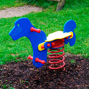 blaues Wipptier auf einem Spielplatz