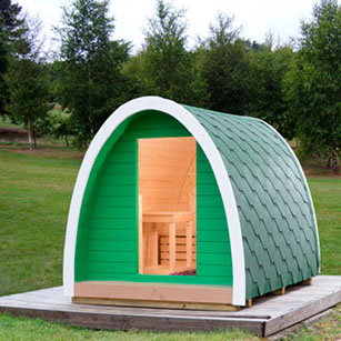 Außenansicht eines grünen Hobbit Homes für Kinder