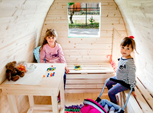 Innenansicht eines Hobbit Homes mit Kindern beim spielen 