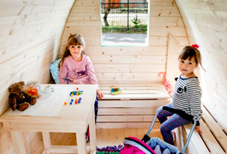 Innenansicht eines Hobbit Homes mit Kindern beim spielen 