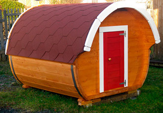 Außenansicht Kinderspielfass auf Holz im Garten