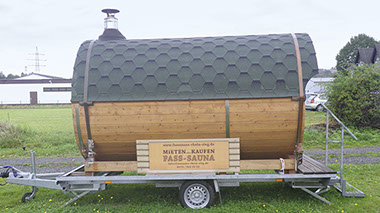Junges Paar sitzt fröhlich einem  Campingfass