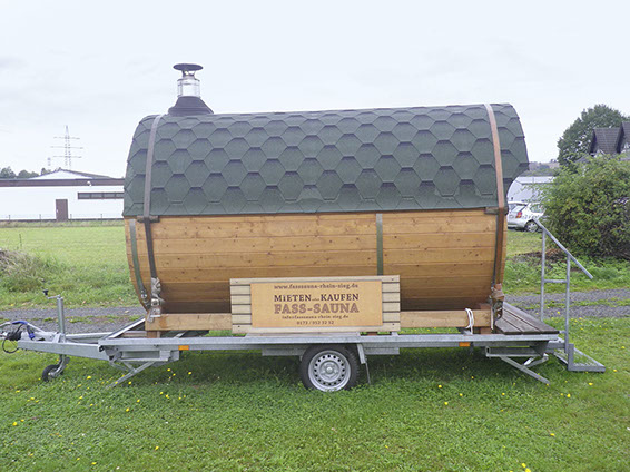 Junges Paar sitzt fröhlich einem  Campingfass